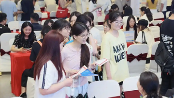 新兴产业“抢人” 现代服务业“吸才”——产业变革下的就业市场