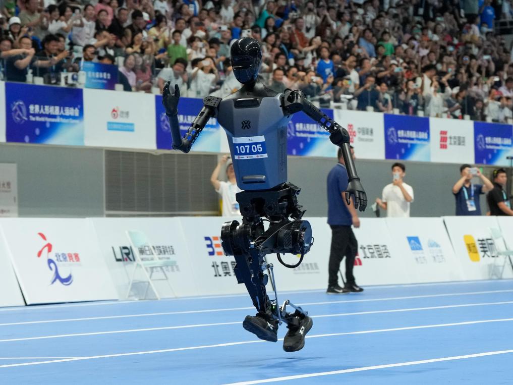 首个人形机器人“百米飞人”诞生